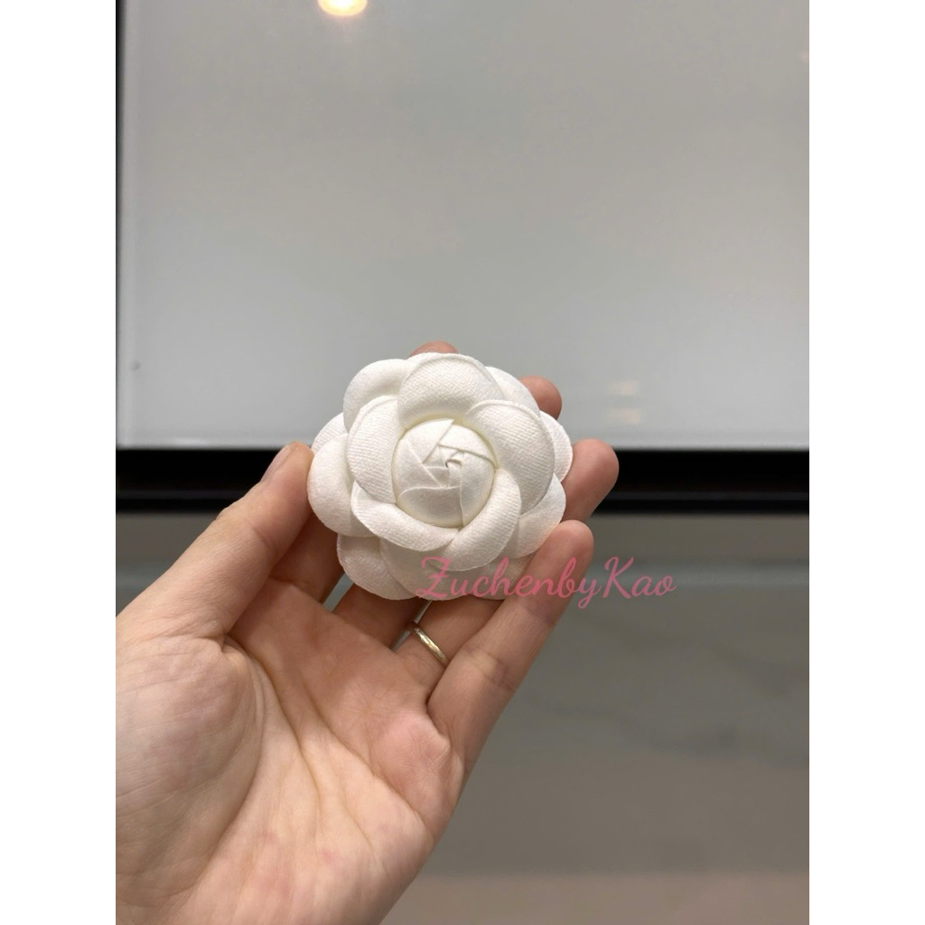 ZuchenbyKao Kẹp tóc / Cài áo hoa trà *size nhỏ hơn mẫu cũ*