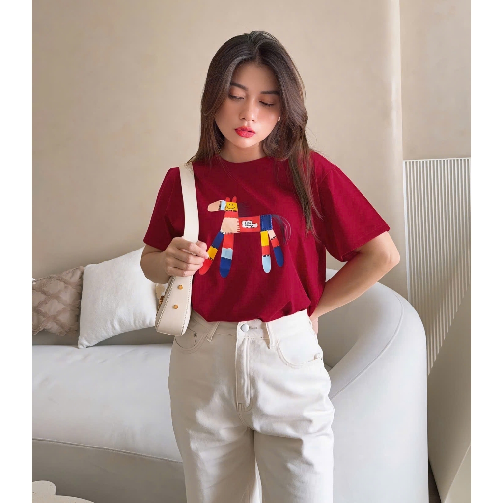 Áo Thun Mirage In Họa Tiết Ngựa Đỏ Nổi Bật Chất 100% Cotton Mềm Mịn Thoáng Mát.