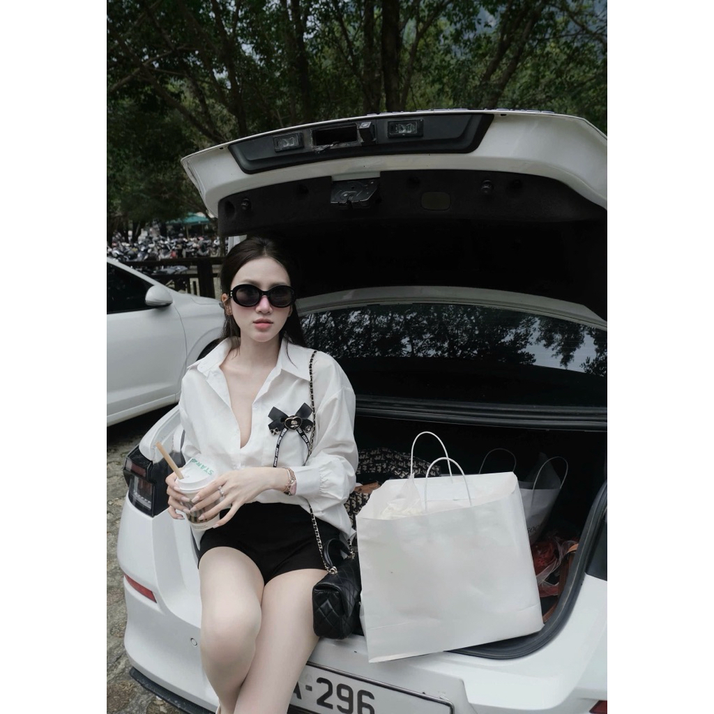 Áo sơmi trắng basic kèm tag cài nơ xinh