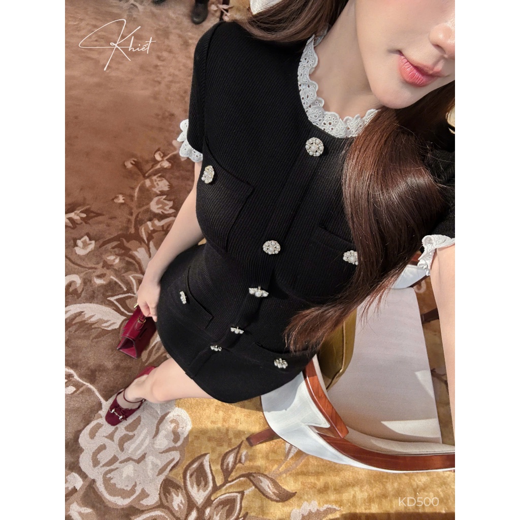 Đầm thun Khiết dệt tăm đen phối cổ ren boi trắng đính nút phong cách thanh lịch KD500