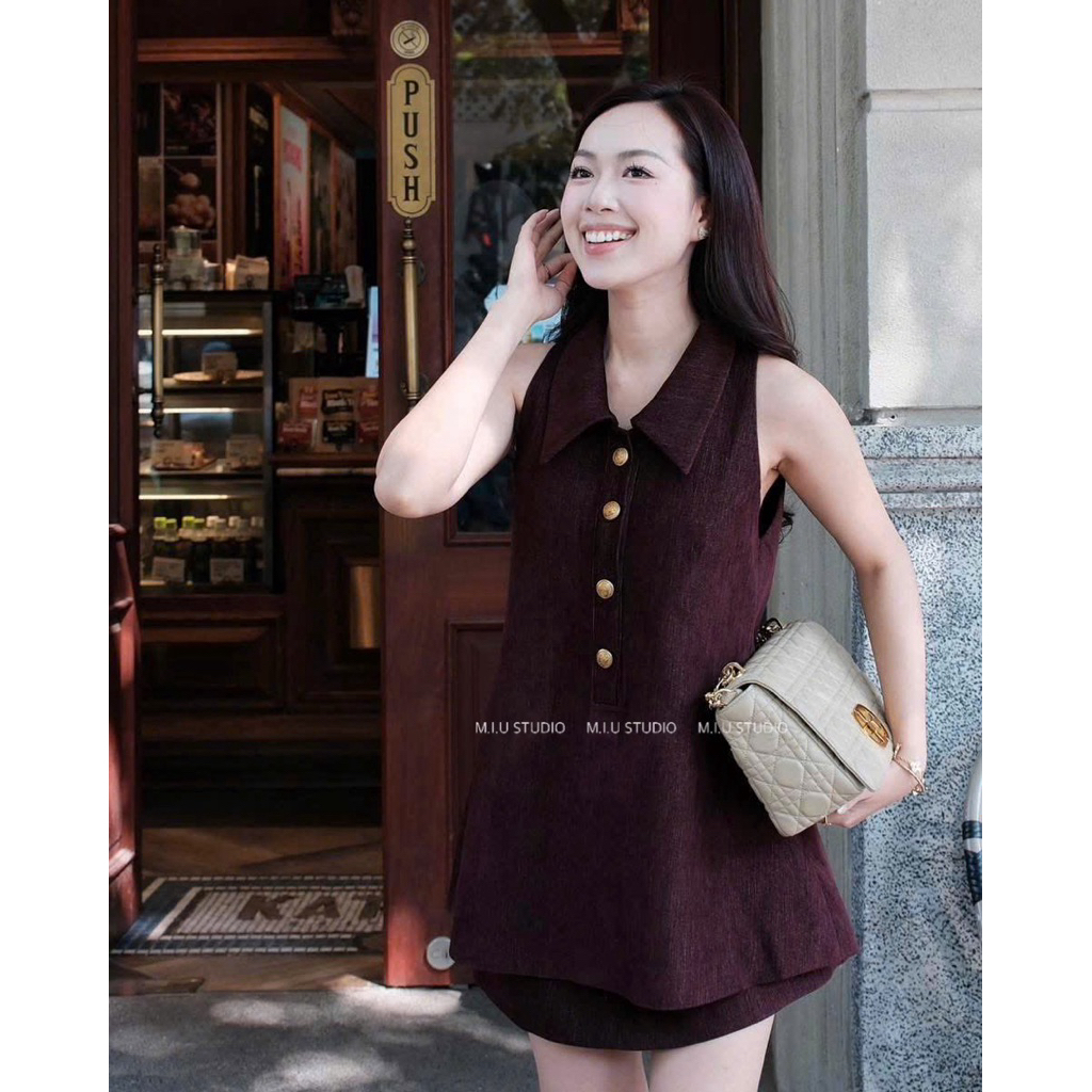 “Claire Set” Set 2 món : Áo vest gile cổ bẻ đính khuy đồng kèm chân váy chữ A ngắn sang chảnh, 1 màu (hàng có sẵn)