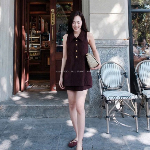 “Claire Set” Set 2 món : Áo vest gile cổ bẻ đính khuy đồng kèm chân váy chữ A ngắn sang chảnh, 1 màu (hàng có sẵn)