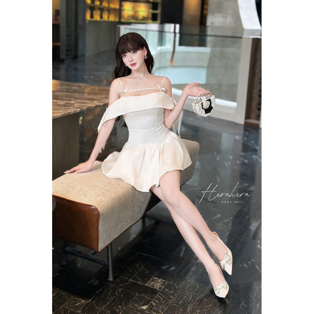 HERAH.ERA - Đầm Xoè Xếp Li Nhẹ Trễ Vai Đính Kết Nơ Nhỏ Phong Cách Tiểu Thư / Pearl Flare