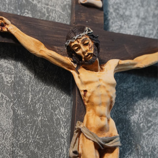 Tượng Chúa Chịu Nạn 34cm – Sơn Giả Cổ Nhiều Lớp – Tượng Công Giáo Treo Tường/ Resin Cao Cấp