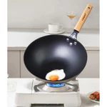 [ Happiness] Chảo gang nhẹ size 24cm tay cầm gỗ, thiết kế đáy xoáy cao tần tích tụ năng bản cao cấp, chống dính tự nhiên — ảnh 3