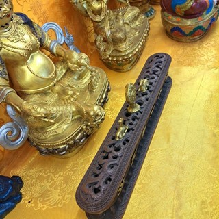 Lư xông trầm bát bảo cúng dường