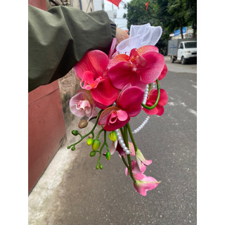 bó hoa cưới cầm tay cô dâu Orchird Pink hoa Lan va rum