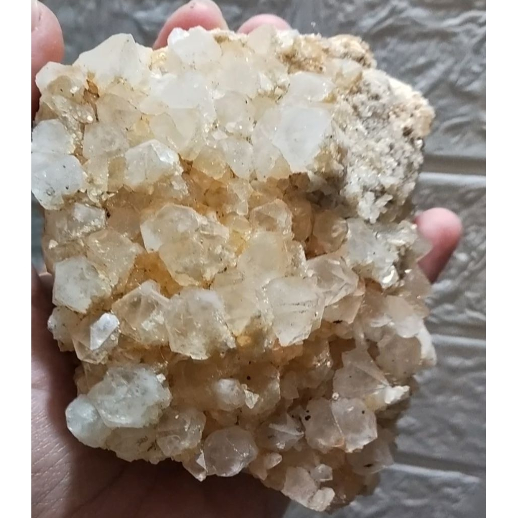 tinh thể thạch anh có lớp phủ kim sa lên tinh thể