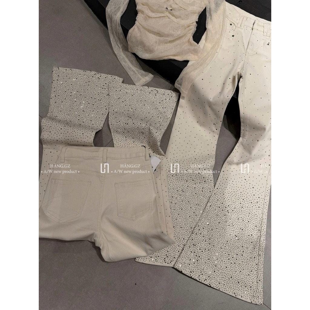 Quần jeans ống loe đính đá
