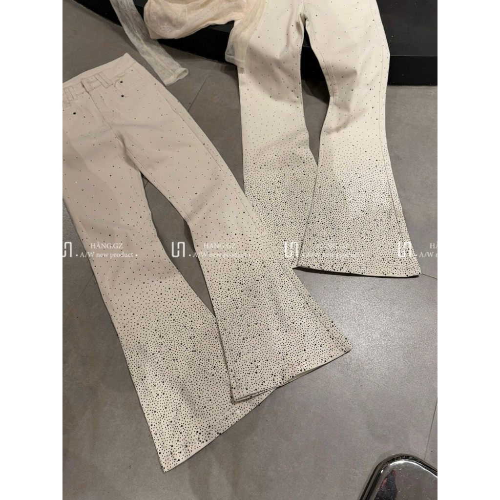 Quần jeans ống loe đính đá