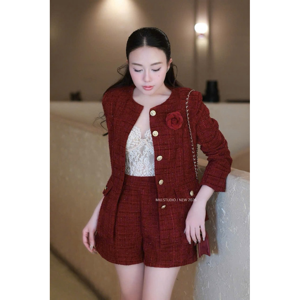 Set bộ Áo dạ tweed đỏ ánh nhũ TK dáng lửng dài tay đính khuy đồng (kèm tag hoa) mix quần sooc ngắn sang chảnh, 1 màu