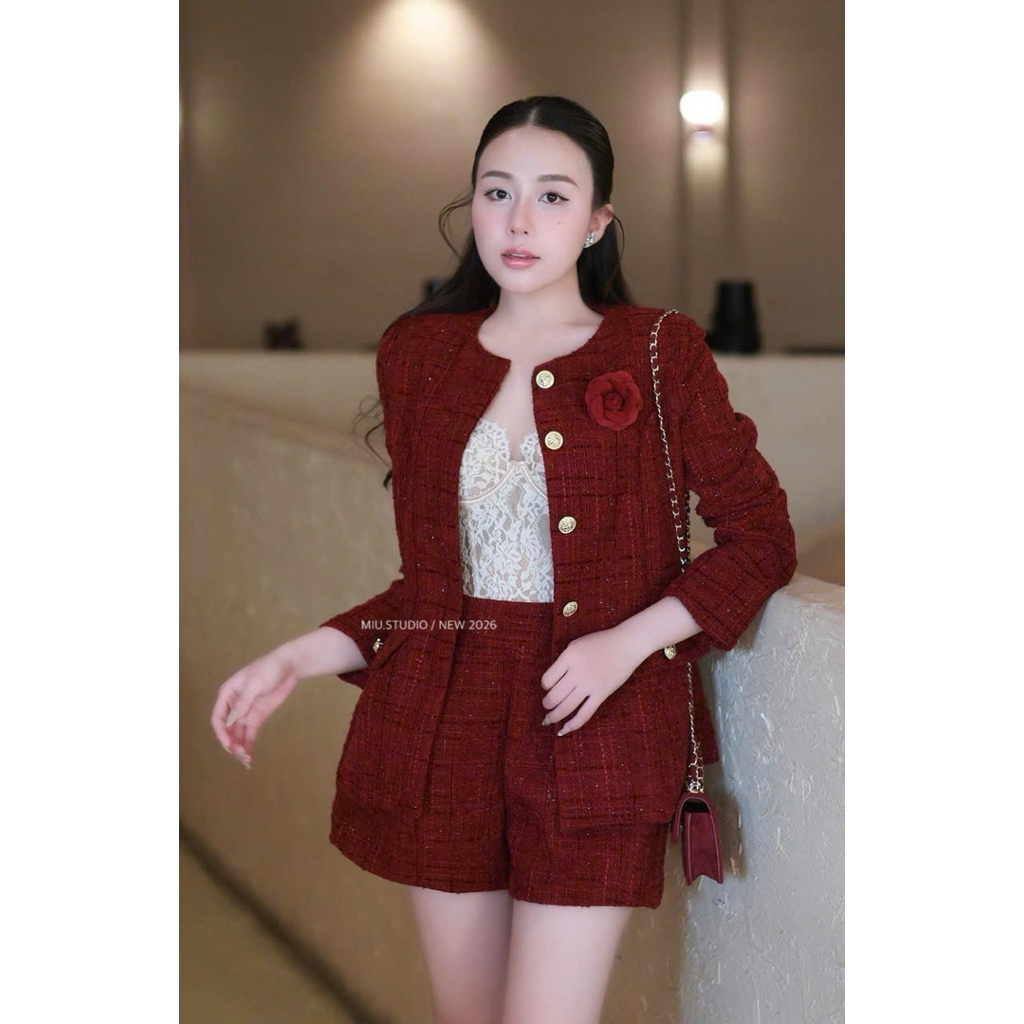 Set bộ Áo dạ tweed đỏ ánh nhũ TK dáng lửng dài tay đính khuy đồng (kèm tag hoa) mix quần sooc ngắn sang chảnh, 1 màu