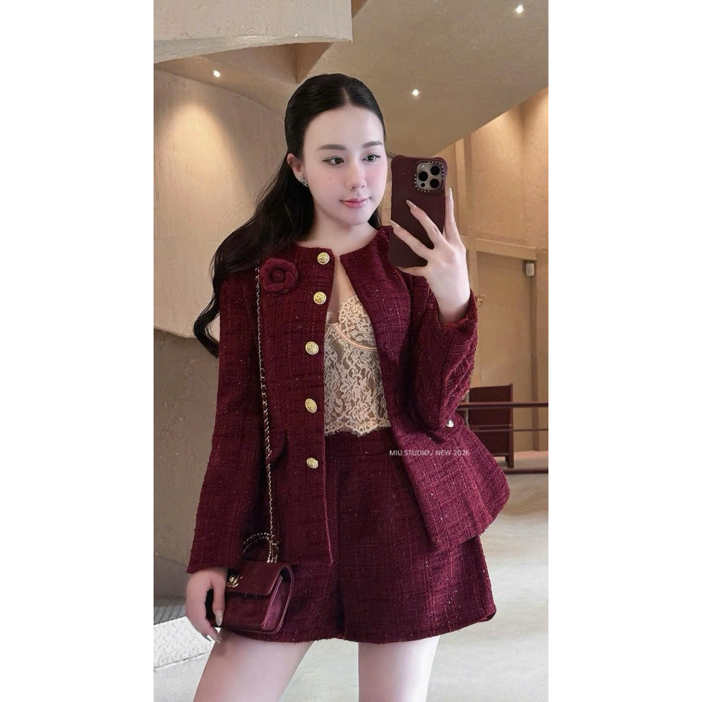 Set bộ Áo dạ tweed đỏ ánh nhũ TK dáng lửng dài tay đính khuy đồng (kèm tag hoa) mix quần sooc ngắn sang chảnh, 1 màu
