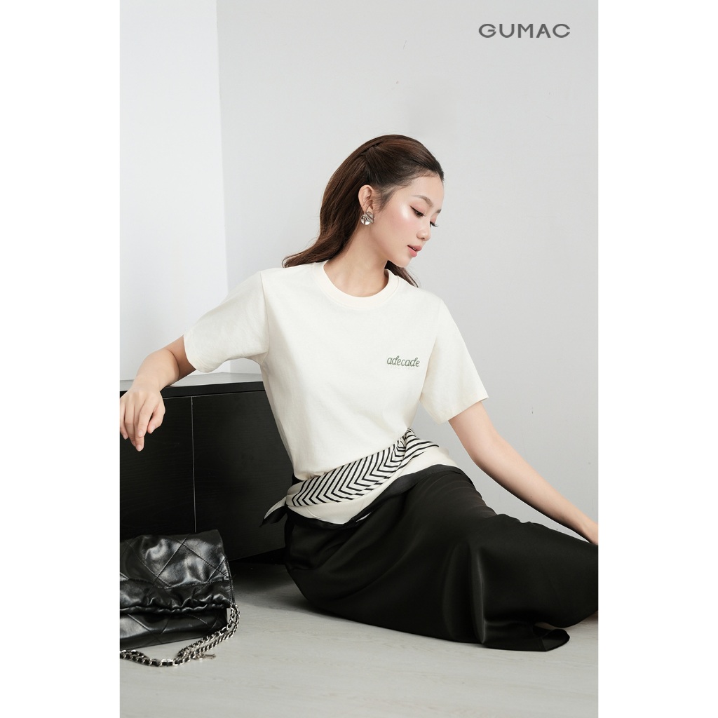 Áo Thun Nữ GUMAC Form Regular Cổ Tròn Tay Ngắn Thêu Chữ Adecade Tối Giản Trẻ Trung ATF09006