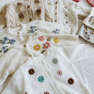 Áo len cardigan thêu hoa cho bé màu trắng