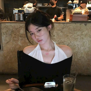 Áo thun dài tay trễ vai phối cổ yếm trắng vibe thanh lịch quyến rũ Hiện Đại