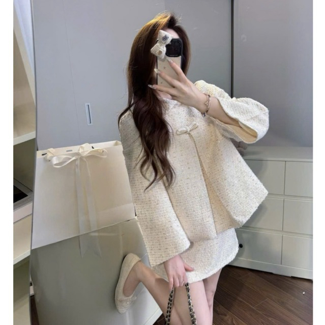 Set bộ dạ cape trắng kem blinh cao cấp, Áo khoác cổ sen tay lỡ đính nơ kèm chân váy A dạ tweed style tiểu thư sang chảnh