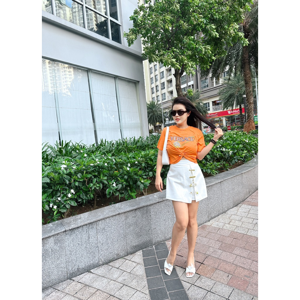 Váy quần ngắn ghim băng đen trắng Versace mix áo croptop