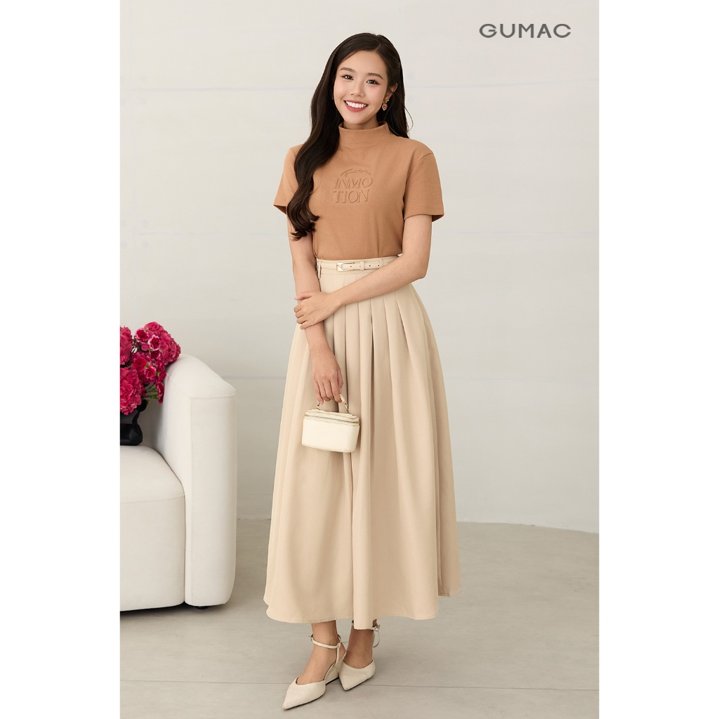 Áo cổ lọ GUMAC form slim tay ngắn có đánh eo hai bên sườn in chữ dập nổi  ATF12049