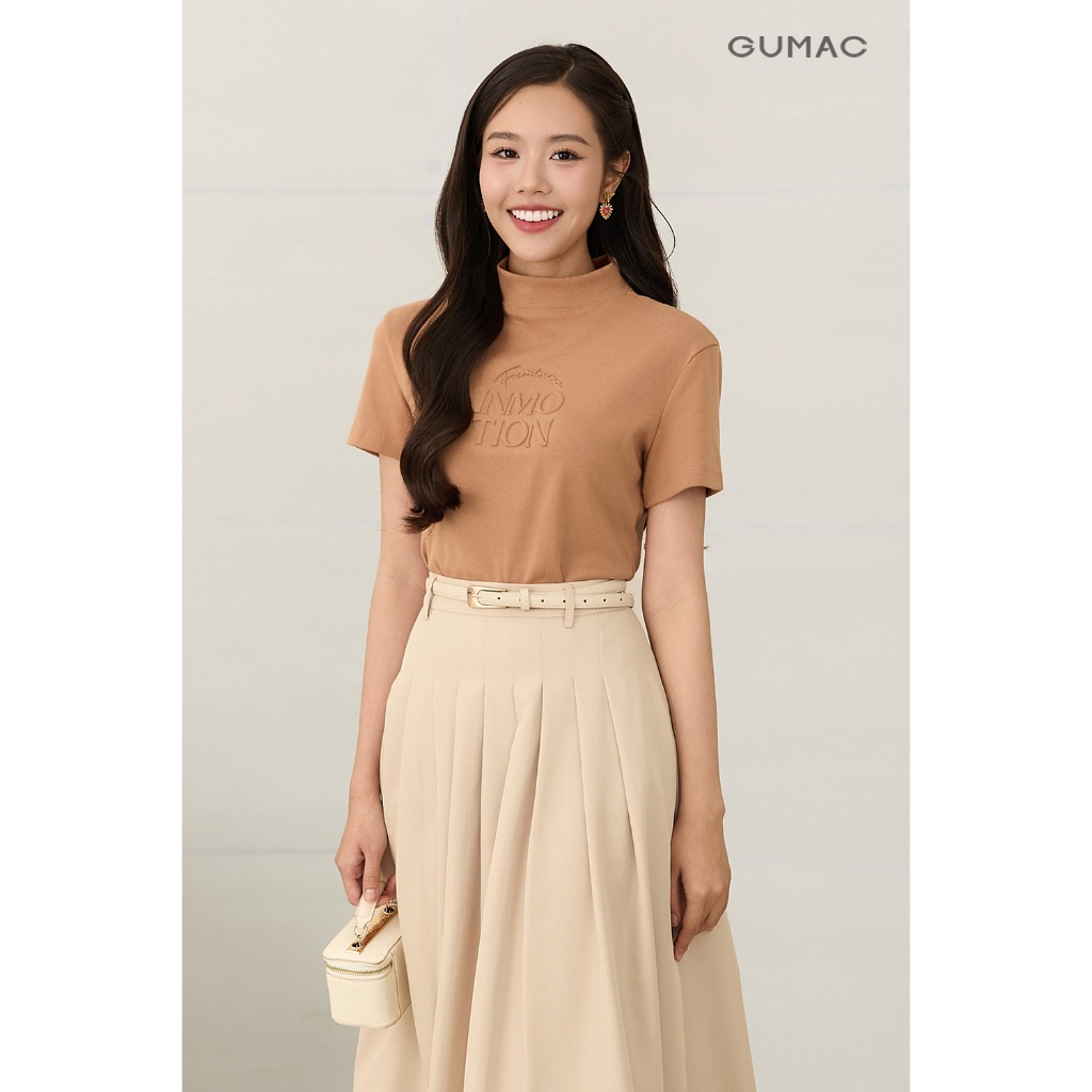 Áo cổ lọ GUMAC form slim tay ngắn có đánh eo hai bên sườn in chữ dập nổi  ATF12049