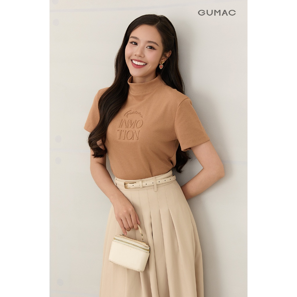 Áo cổ lọ GUMAC form slim tay ngắn có đánh eo hai bên sườn in chữ dập nổi  ATF12049