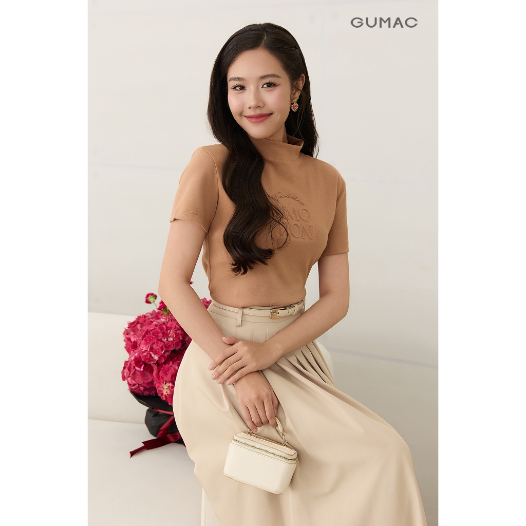 Áo cổ lọ GUMAC form slim tay ngắn có đánh eo hai bên sườn in chữ dập nổi  ATF12049