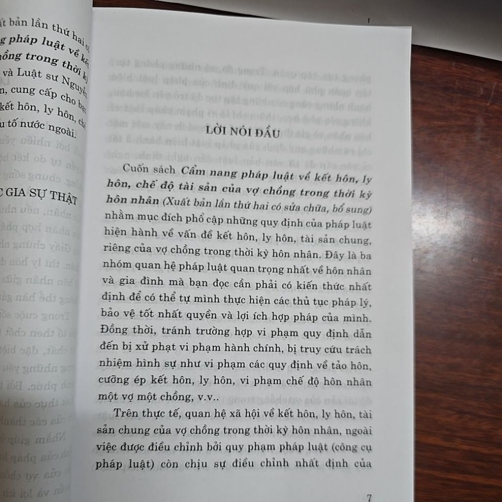 Sách - Cẩm nang pháp luật về kết hôn ly hôn chế độ tài sản của vợ chồng trong thời kỳ hôn nhân