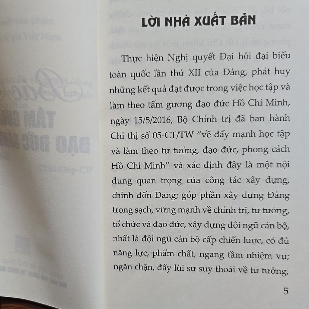 Sách - Bác Hồ tấm gương đạo đức sáng người (NXB CTQGST)