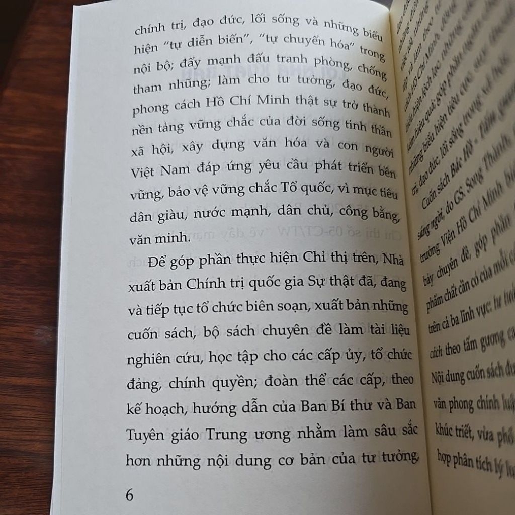 Sách - Bác Hồ tấm gương đạo đức sáng người (NXB CTQGST)