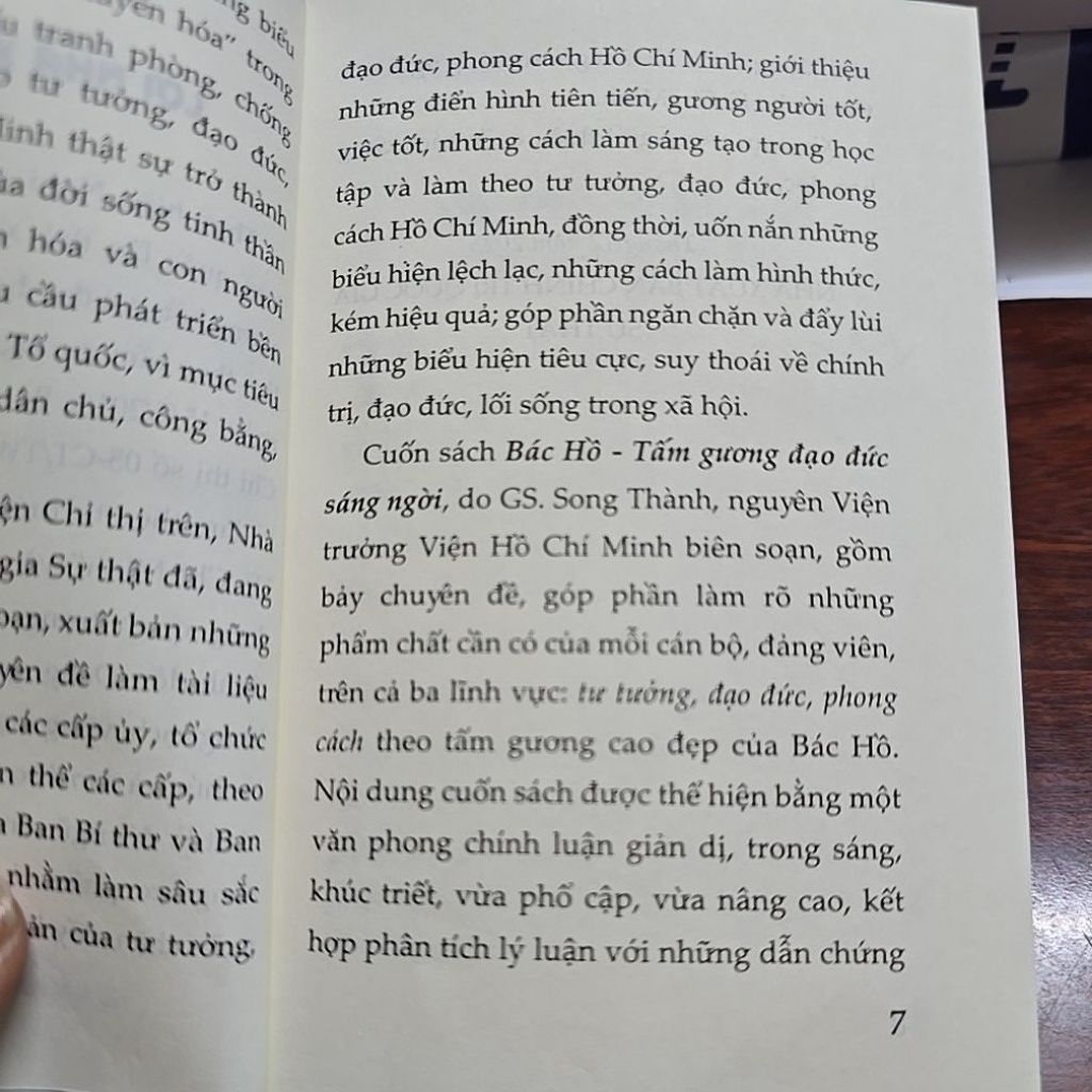 Sách - Bác Hồ tấm gương đạo đức sáng người (NXB CTQGST)