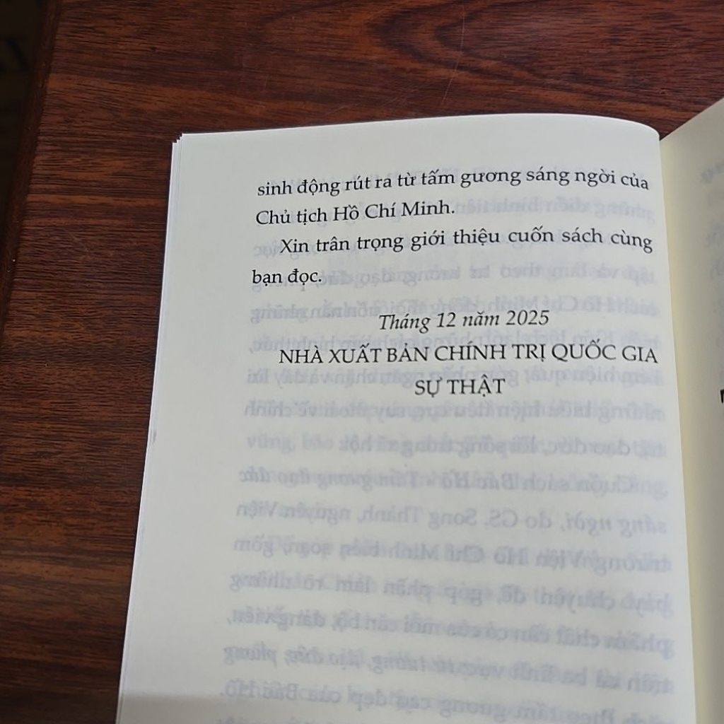 Sách - Bác Hồ tấm gương đạo đức sáng người (NXB CTQGST)