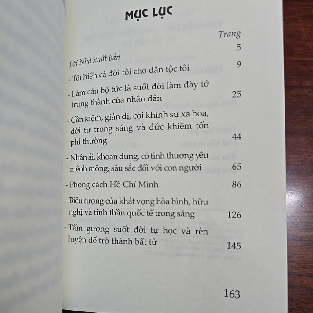 Sách - Bác Hồ tấm gương đạo đức sáng người (NXB CTQGST)