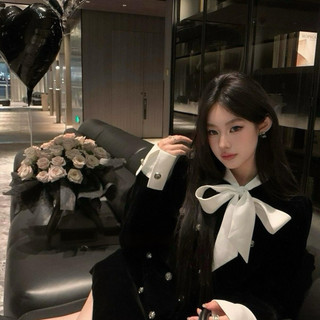 Áo khoác nhung dài màu đen phối nơ sang trọng phù hợp thu đông cho các buổi date