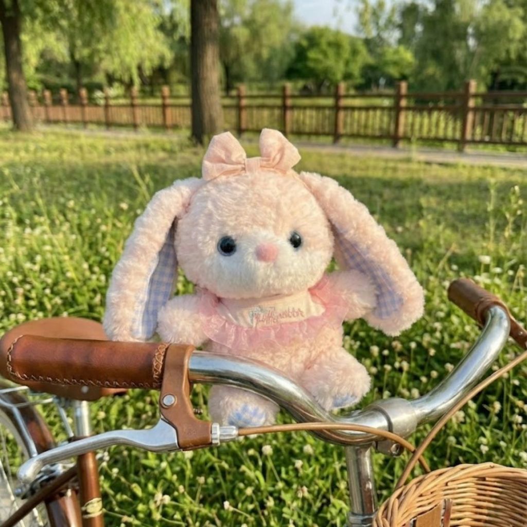 Gấu bông thỏ hồng và gấu nâu lông xù tai dài đeo yêm nơ dễ thương làm quà tặng sinh nhật cho bé, bạn gái