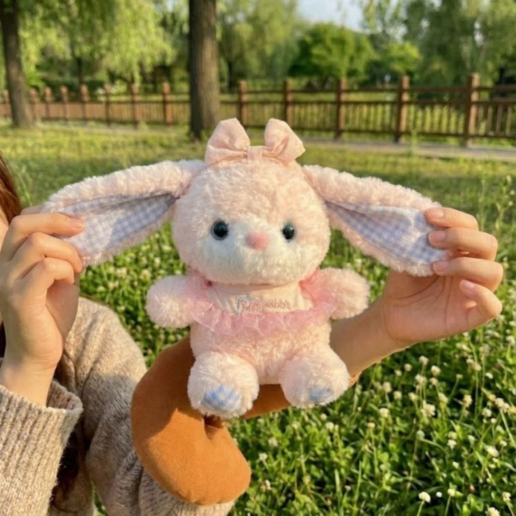 Gấu bông thỏ hồng và gấu nâu lông xù tai dài đeo yêm nơ dễ thương làm quà tặng sinh nhật cho bé, bạn gái