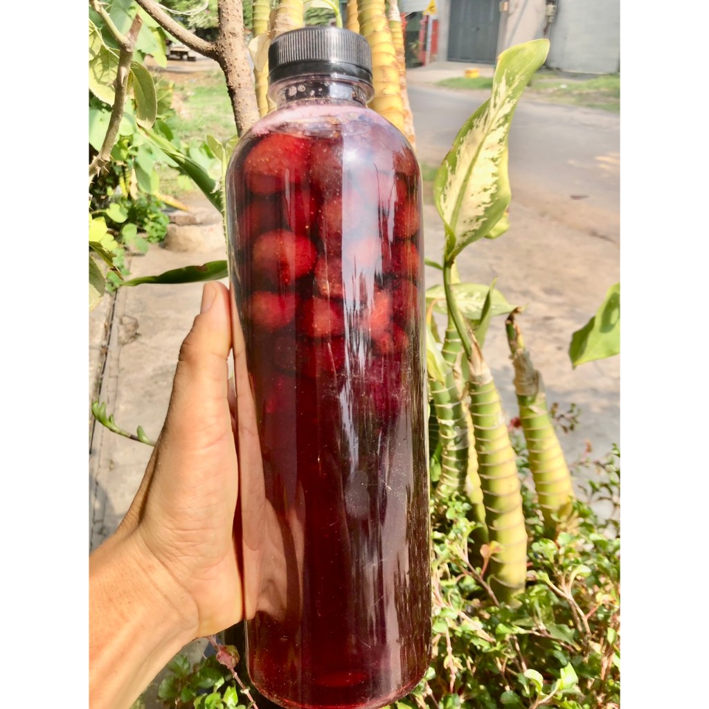 Dâu tây ngâm đường phèn hủ 1 kg, dâu tây đậm đặc và thơm.