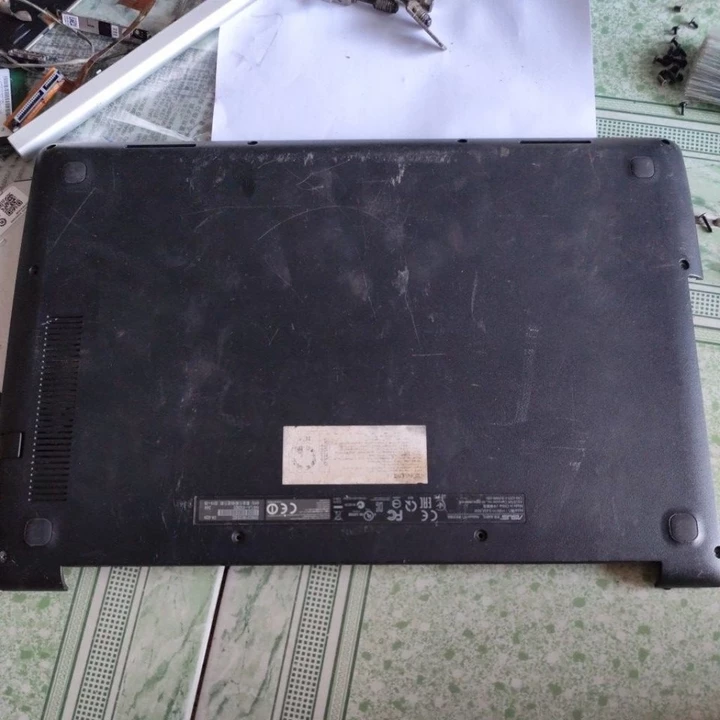 mặt D laptop ASUS k451l thợ hàn tháo máy hơi cũ tí