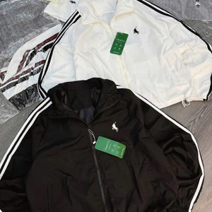 Áo khoác gió nữ tay dài phối sọc tay logo ngựa thêu rút dây-NTHBOUTIQUE Boy Phố 2025