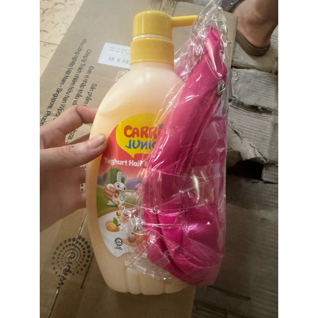 Chai Sữa Tắm Gội cho bé Carrie Junior Yoghurt hương trái cây thiên nhiên 700g (Tặng mùi ngẫu nhiên)