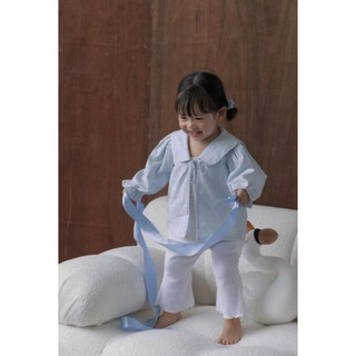Áo khoác bé gái cổ bèo cột dây màu xanh
