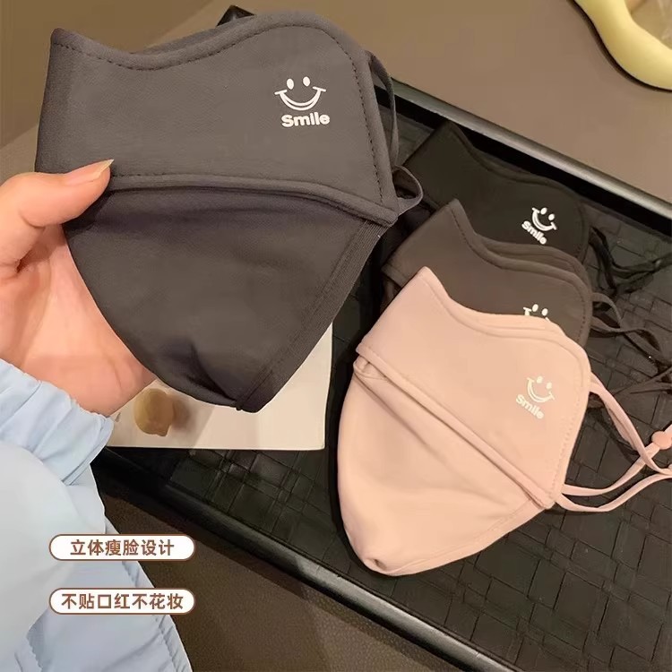 Khẩu trang vải Smile thiết kế đơn giản, hiện đại, chất liệu mềm mịn giúp giữ ấm vùng mặt khi thời tiết lạnh, mang lại cả
