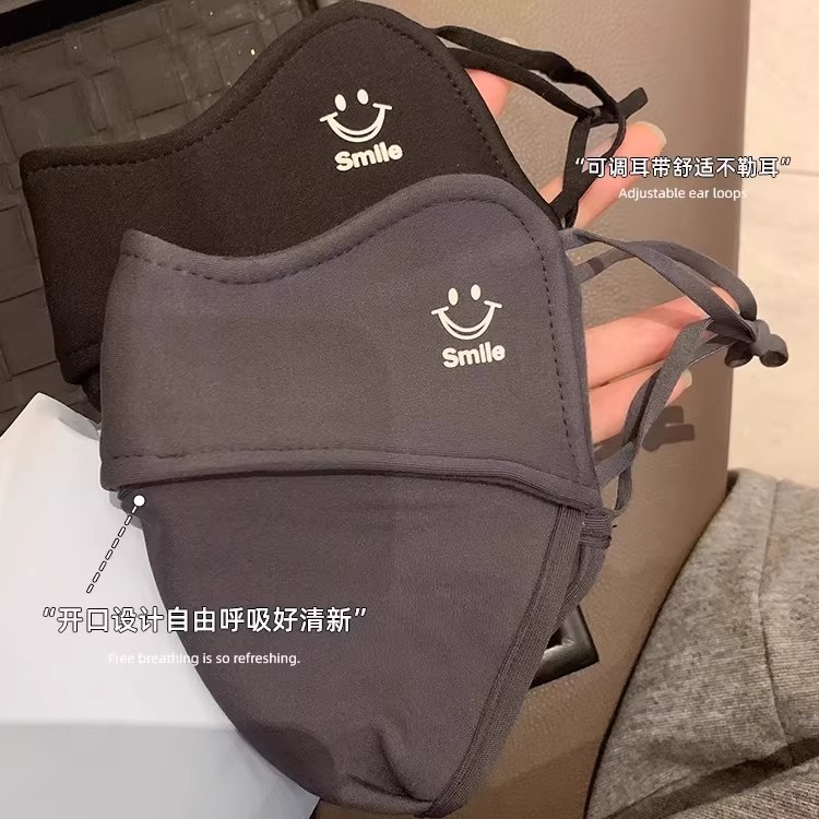 Khẩu trang vải Smile thiết kế đơn giản, hiện đại, chất liệu mềm mịn giúp giữ ấm vùng mặt khi thời tiết lạnh, mang lại cả