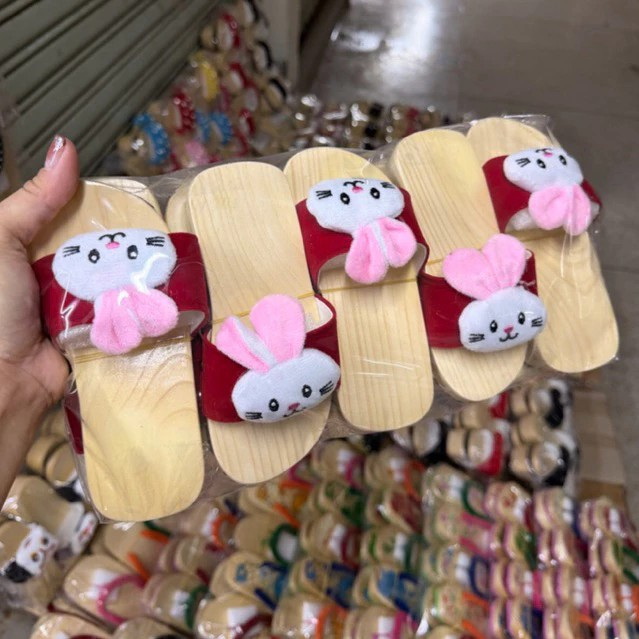Guốc gỗ cho bé gái hình lân siêu dễ thương diện đồ diệu đà ngày tết cho bé