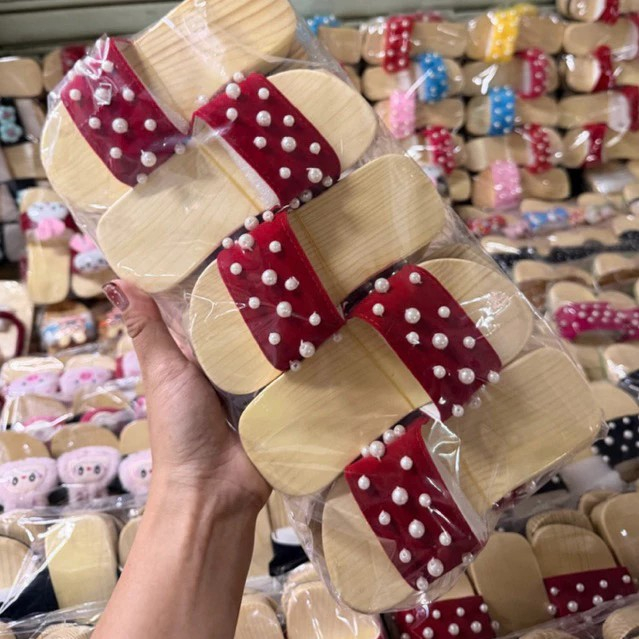 Guốc gỗ cho bé gái hình lân siêu dễ thương diện đồ diệu đà ngày tết cho bé