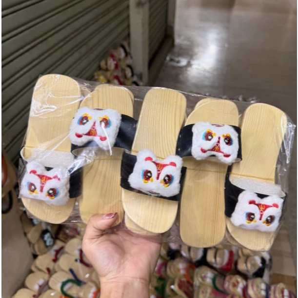 Guốc gỗ cho bé gái hình lân siêu dễ thương diện đồ diệu đà ngày tết cho bé
