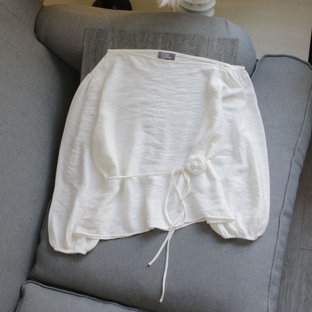 LABAVISTA Áo lệch vai vải tơ nến kèm belt hoa phong cách trẻ trung thanh lịch 2 màu đen và trắng
