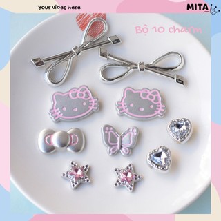 Bộ 10 Sticker, Charm 3D chủ đề Mèo nơ bạc nhựa cứng gắn Dép Sục, Cá Sấu JB-331 Mita