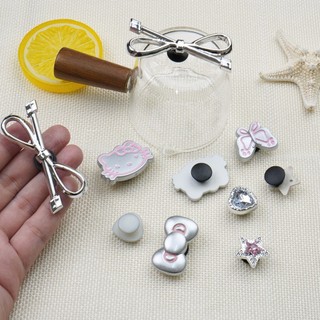 Bộ 10 Sticker, Charm 3D chủ đề Mèo nơ bạc nhựa cứng gắn Dép Sục, Cá Sấu JB-331 Mita