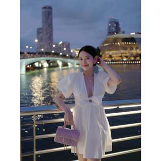 WHITE BY NHI - Đầm trắng nữ dáng ngắn tay phồng cổ V xẻ sâu - Nomad Dress