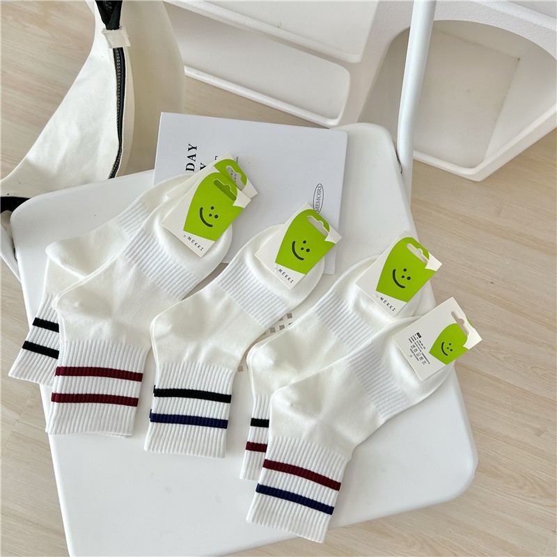 Vớ Tất Nam Nữ Kẻ Sọc cổ lửng phong cách trẻ trung, năng động.